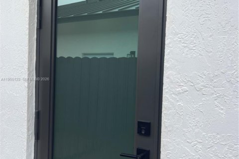 Снять в аренду коммерческую недвижимость в Майами, Флорида 1 спальня, № 2005752 - фото 3