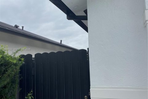 Коммерческая недвижимость в Майами, Флорида 1 спальня № 2005752