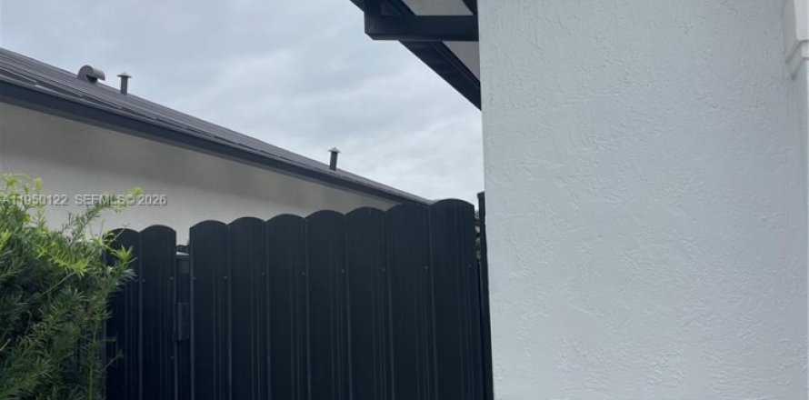 Коммерческая недвижимость в Майами, Флорида 1 спальня № 2005752