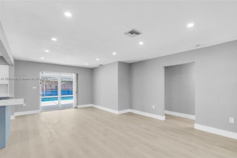 Снять в аренду виллу или дом в Холливуд, Флорида 3 спальни, 109.81м2, № 1892354 - фото 1