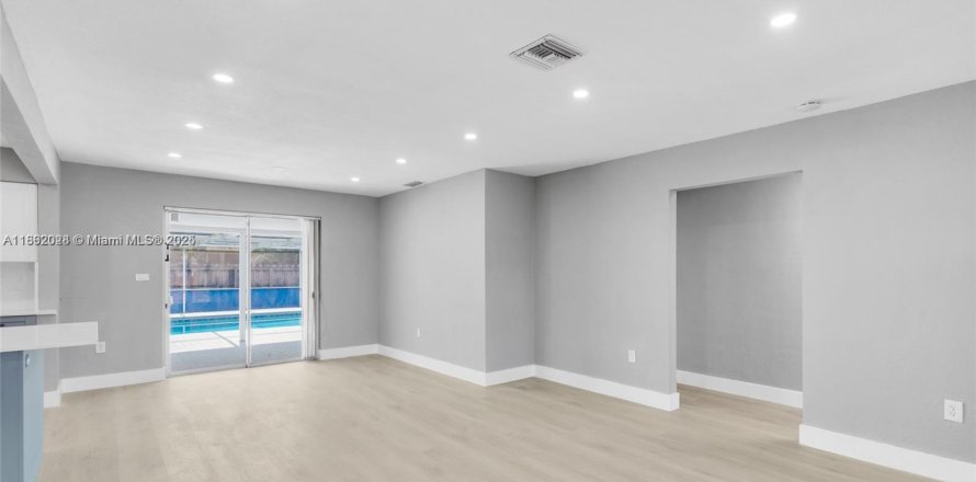 Дом в Холливуд, Флорида 3 спальни, 109.81м2 № 1892354