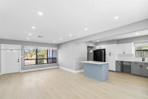 Снять в аренду виллу или дом в Холливуд, Флорида 3 спальни, 109.81м2, № 1892354 - фото 5