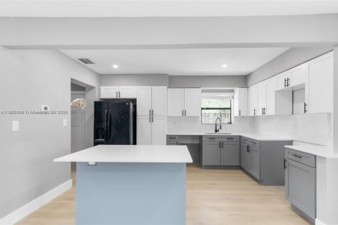 Снять в аренду виллу или дом в Холливуд, Флорида 3 спальни, 109.81м2, № 1892354 - фото 3