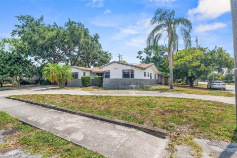 Снять в аренду виллу или дом в Холливуд, Флорида 3 спальни, 109.81м2, № 1892354 - фото 2