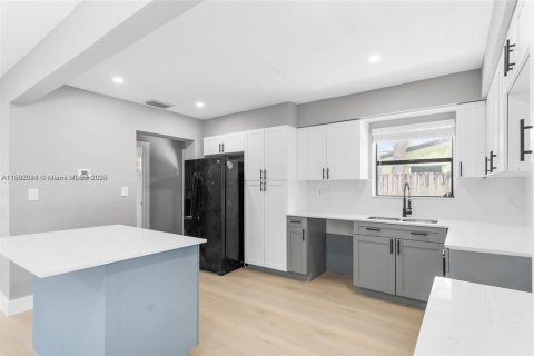 Снять в аренду виллу или дом в Холливуд, Флорида 3 спальни, 109.81м2, № 1892354 - фото 6