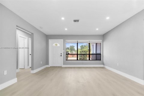 Снять в аренду виллу или дом в Холливуд, Флорида 3 спальни, 109.81м2, № 1892354 - фото 8