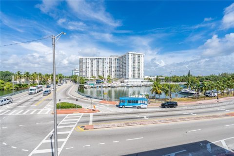 Condo in Miami Beach, Florida, 1 bedroom  № 1944146 - photo 2