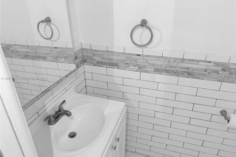 Condo in Miami Beach, Florida, 1 bedroom  № 1944146 - photo 18