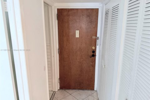 Condo in Miami Beach, Florida, 1 bedroom  № 1944146 - photo 5