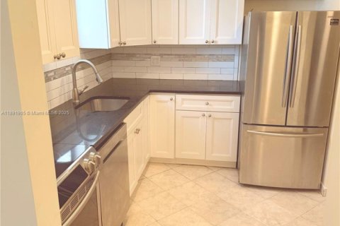 Condo in Miami Beach, Florida, 1 bedroom  № 1944146 - photo 10