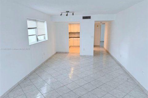 Condo in Miami Beach, Florida, 1 bedroom  № 1944146 - photo 7