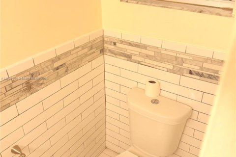 Condo in Miami Beach, Florida, 1 bedroom  № 1944146 - photo 15