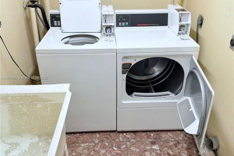 Condo in Miami Beach, Florida, 1 bedroom  № 1944146 - photo 19