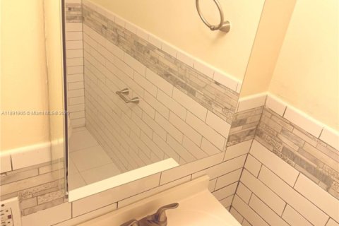 Condo in Miami Beach, Florida, 1 bedroom  № 1944146 - photo 16