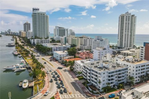 Condo in Miami Beach, Florida, 1 bedroom  № 1944146 - photo 1