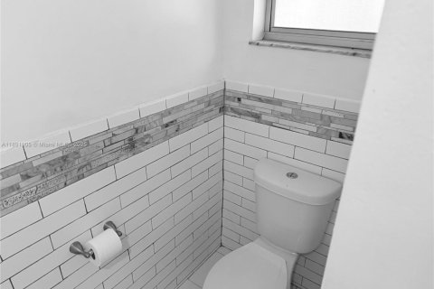 Condo in Miami Beach, Florida, 1 bedroom  № 1944146 - photo 17