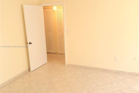 Condo in Miami Beach, Florida, 1 bedroom  № 1944146 - photo 11