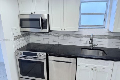 Condo in Miami Beach, Florida, 1 bedroom  № 1944146 - photo 9