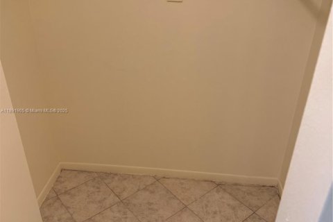 Condo in Miami Beach, Florida, 1 bedroom  № 1944146 - photo 14