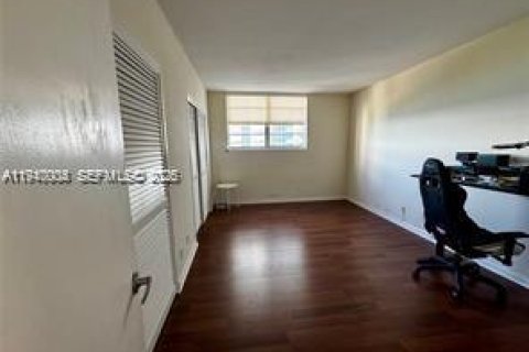 Снять в аренду кондоминиум в Холливуд, Флорида 2 спальни, 108.7м2, № 1997308 - фото 15