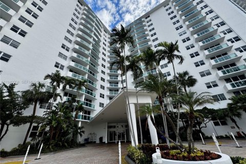 Снять в аренду кондоминиум в Холливуд, Флорида 2 спальни, 108.7м2, № 1997308 - фото 3