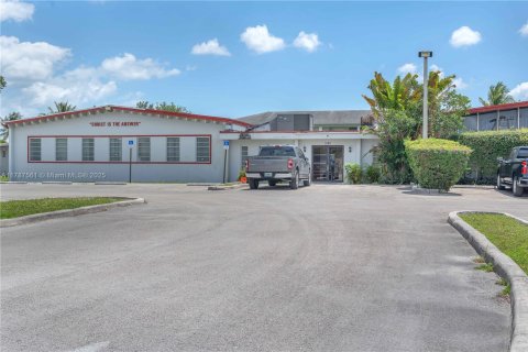 Commercial property in Miami, Florida № 1644895 - photo 4