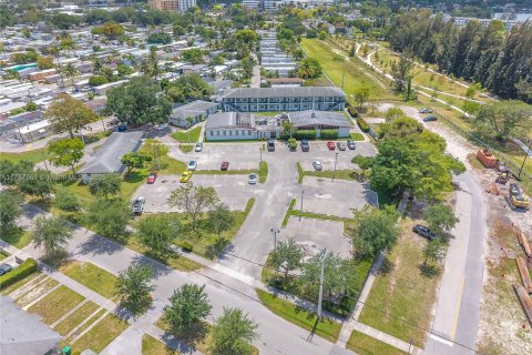 Commercial property in Miami, Florida № 1644895 - photo 9
