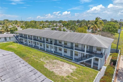 Commercial property in Miami, Florida № 1644895 - photo 6