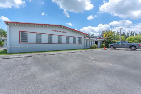 Commercial property in Miami, Florida № 1644895 - photo 5