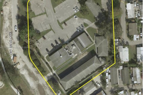 Commercial property in Miami, Florida № 1644895 - photo 1