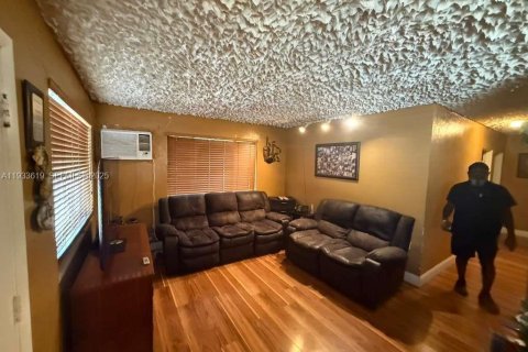 Propiedad comercial en venta en Opa-locka, Florida, 132.39 m2 № 1991258 - foto 5