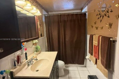 Propiedad comercial en venta en Opa-locka, Florida, 132.39 m2 № 1991258 - foto 12