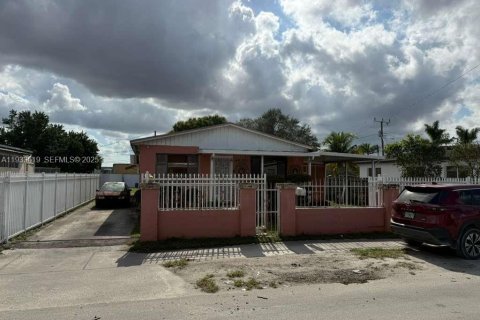 Propiedad comercial en venta en Opa-locka, Florida, 132.39 m2 № 1991258 - foto 1
