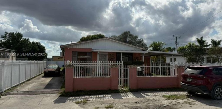 Propiedad comercial en Opa-locka, Florida 132.39 m2 № 1991258
