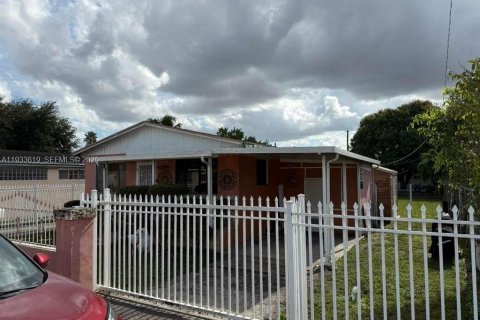 Propiedad comercial en venta en Opa-locka, Florida, 132.39 m2 № 1991258 - foto 2