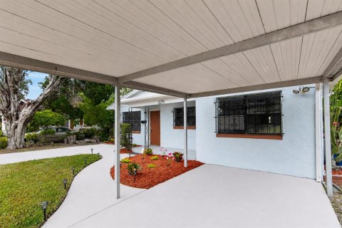 House in Tampa, Florida 4 bedrooms, 122.63 sq.m. № 2220758 - photo 3