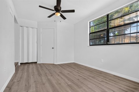House in Tampa, Florida 4 bedrooms, 122.63 sq.m. № 2220758 - photo 18
