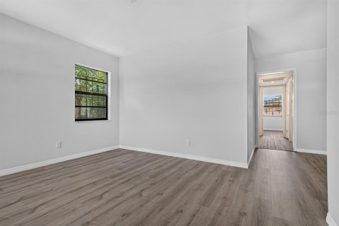 House in Tampa, Florida 4 bedrooms, 122.63 sq.m. № 2220758 - photo 7