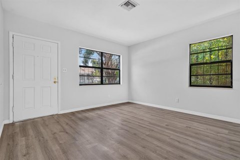 House in Tampa, Florida 4 bedrooms, 122.63 sq.m. № 2220758 - photo 4