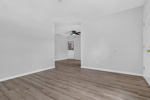 House in Tampa, Florida 4 bedrooms, 122.63 sq.m. № 2220758 - photo 6