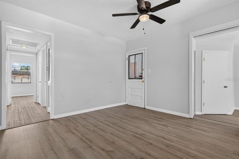 House in Tampa, Florida 4 bedrooms, 122.63 sq.m. № 2220758 - photo 8