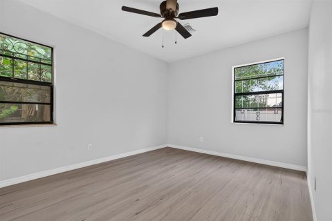 House in Tampa, Florida 4 bedrooms, 122.63 sq.m. № 2220758 - photo 26