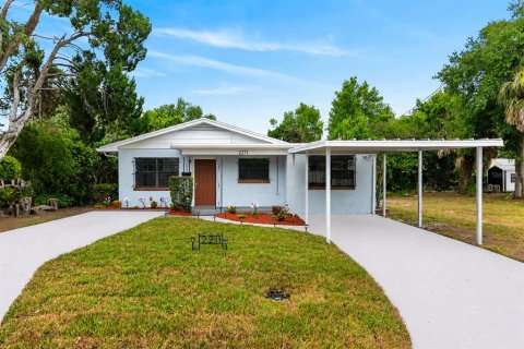 House in Tampa, Florida 4 bedrooms, 122.63 sq.m. № 2220758 - photo 2