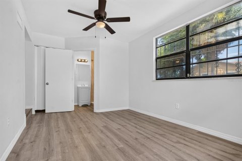 House in Tampa, Florida 4 bedrooms, 122.63 sq.m. № 2220758 - photo 17