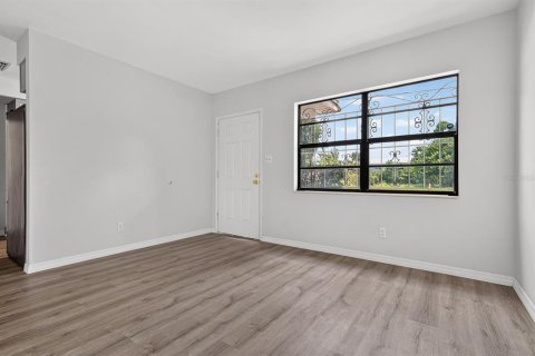 House in Tampa, Florida 4 bedrooms, 122.63 sq.m. № 2220758 - photo 5