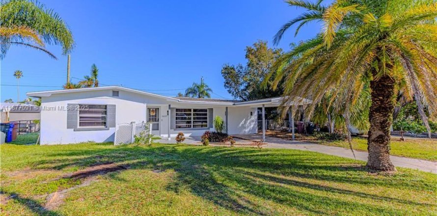 House in Fort Myers, Florida 4 bedrooms, 162.3 sq.m. № 1924342