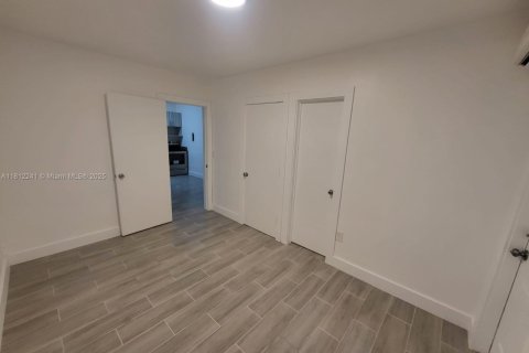 Propiedad comercial en venta en Miami, Florida, 208.19 m2 № 1759107 - foto 9