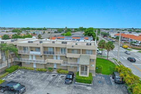 Copropriété à vendre à Hialeah, Floride: 2 chambres, 89.19 m2 № 1955296 - photo 17
