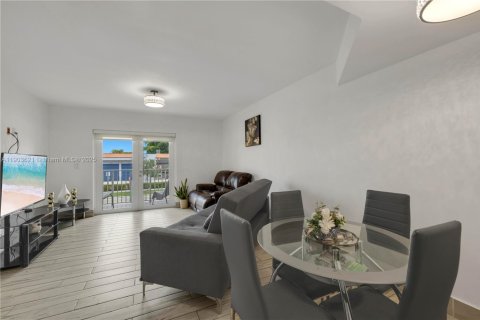 Copropriété à vendre à Hialeah, Floride: 2 chambres, 89.19 m2 № 1955296 - photo 4