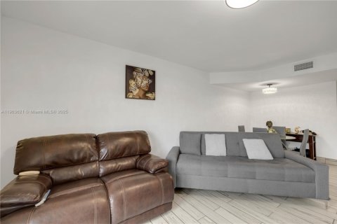 Copropriété à vendre à Hialeah, Floride: 2 chambres, 89.19 m2 № 1955296 - photo 6